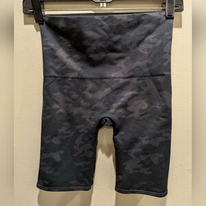 SPANX Women Black Camo Shorts Size Medium